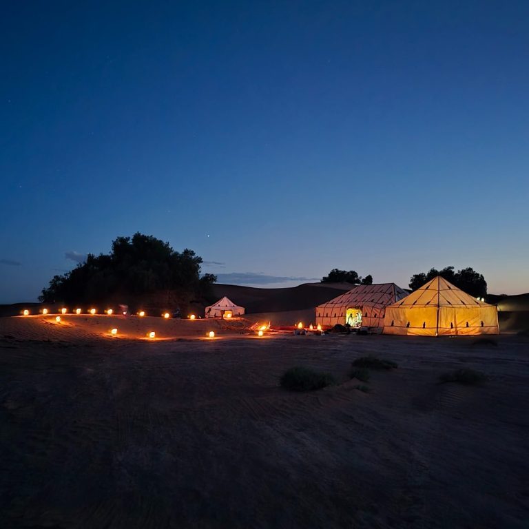 Bivouac dans le désert marocain lors de l'Immersion Smarana