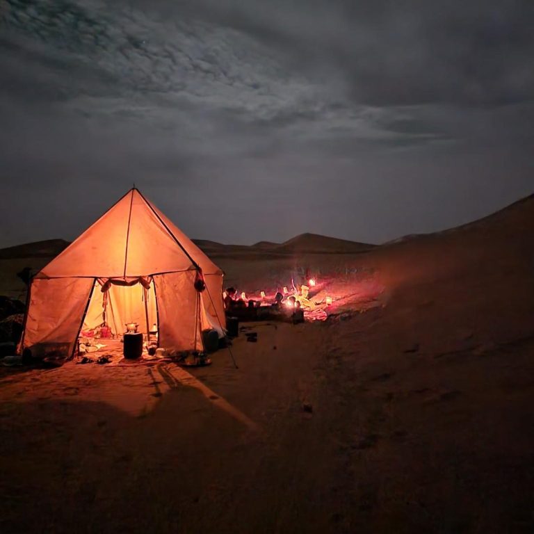 Tente de bivouac éclairées la nuit dans le désert marocain